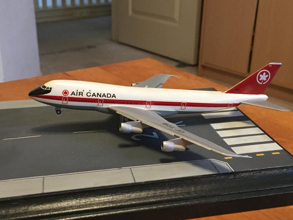 Boeing 747-100 (Matchbox 1/390)
Flaps and slats extended for final approach configuration.
