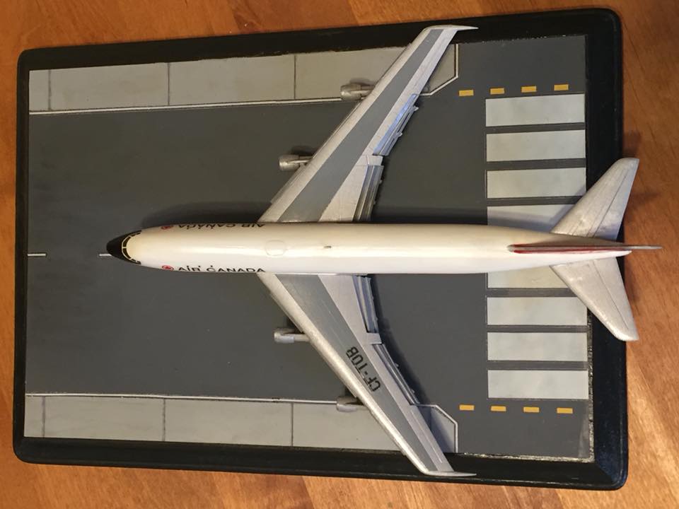 Boeing 747-100 (Matchbox 1/390)
Flaps and slats extended for final approach configuration.
