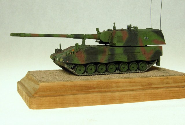 PZH 2000 155mm SPG (1/87)
Roco Minitank,PZH 2000 155mm SPG with photo etch and scratch  
built details.
