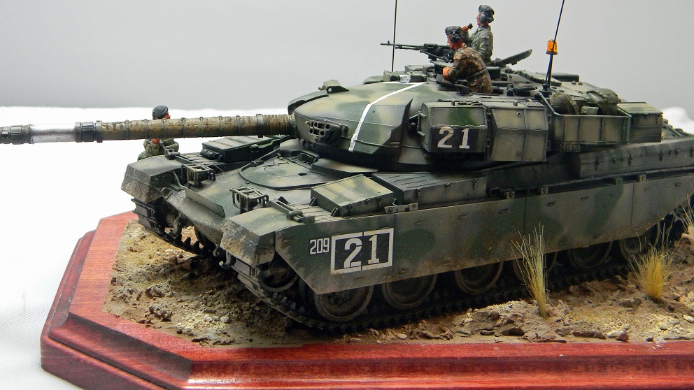 Chieftain MK 11 (Takom 1/35)
Tank crew figures are from Valkyrie. The standing figure is a Squadron figure.
