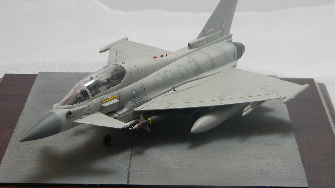 Eurofighter Typhoon (Hobby Boss 1/72)
Weapons, drop tanks and pilots via Hasegawa. Aircraft configured for anti-ISIS strikes.
