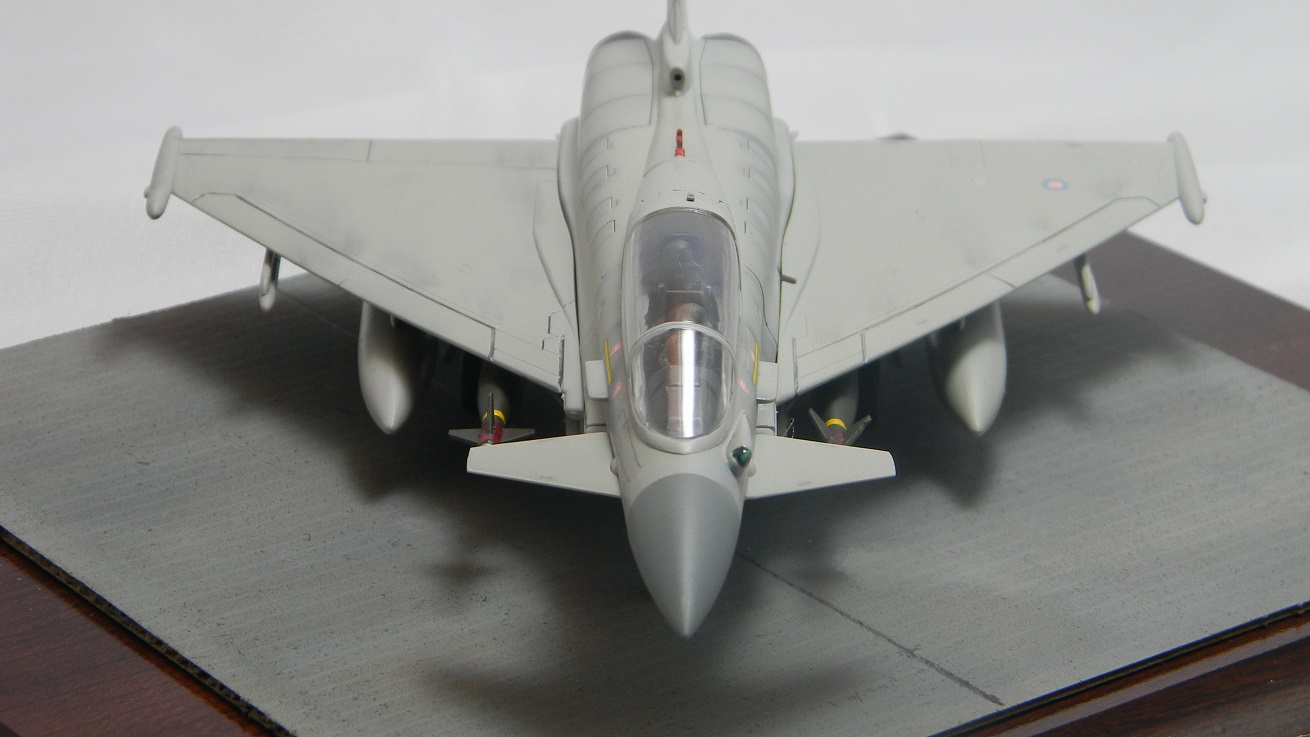 Eurofighter Typhoon (Hobby Boss 1/72
Weapons, drop tanks and pilots via Hasegawa. Aircraft configured for anti-ISIS strikes.
