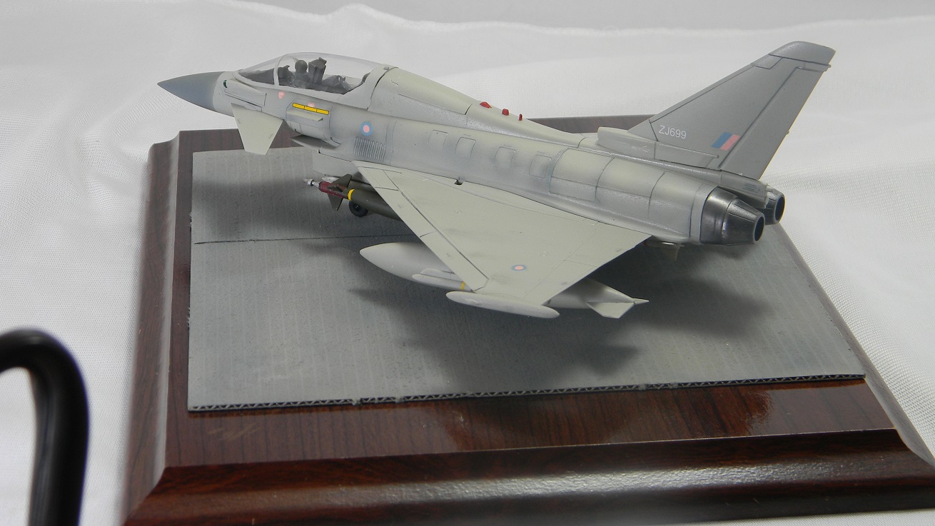 Eurofighter Typhoon (Hobby Boss 1/72
Weapons, drop tanks and pilots via Hasegawa. Aircraft configured for anti-ISIS strikes.
