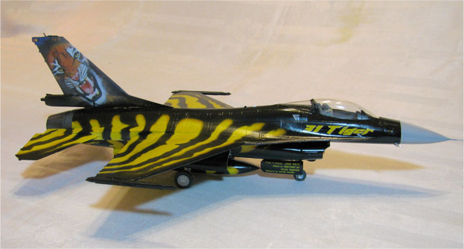F-16A (1/48 Revell Germany)
The markings are for Belgian Air Force #31 Tiger Sqdn.  as this aircraft appeared at the 1998 NATO Tigermeet.
