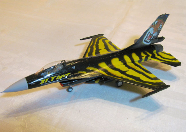 F-16A (1/48 Revell Germany)
The markings are for Belgian Air Force #31 Tiger Sqdn.  as this aircraft appeared at the 1998 NATO Tigermeet.
