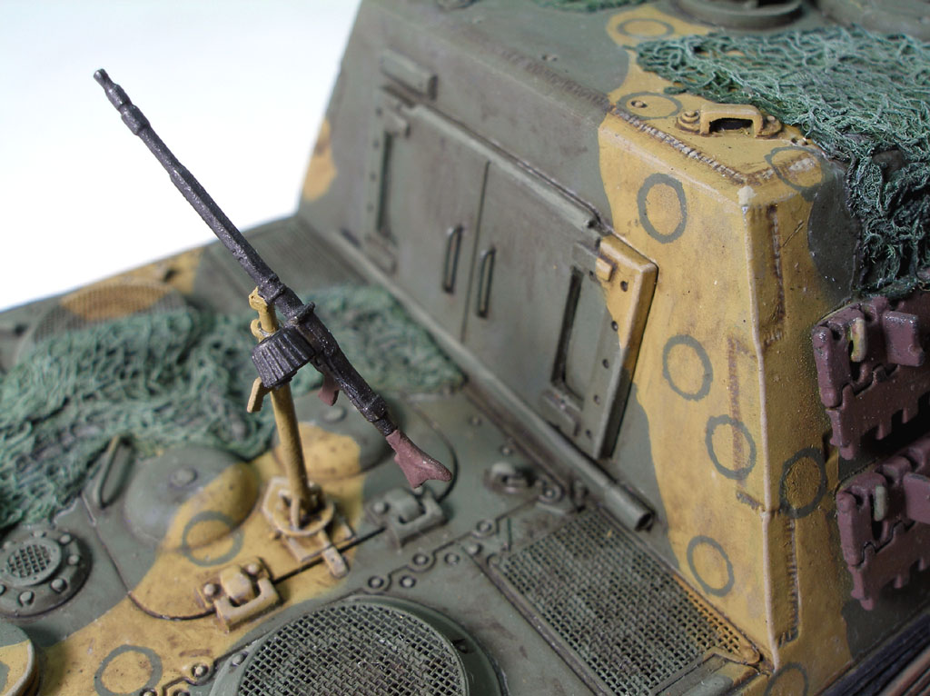 Jagdtiger with 88mm PaK43 (1/48)
At least four production Jagdtigers were equipped with 88mm PaK43s because of a shortage of 128mm-gun mount. I used Tamiya's King Tiger parts and Aber's PE set to update the Bandai classic.
