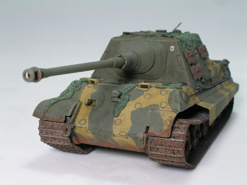 Jagdtiger with 88mm PaK43 (1/48)
At least four production Jagdtigers were equipped with 88mm PaK43s because of a shortage of 128mm-gun mount. I used Tamiya's King Tiger parts and Aber's PE set to update the Bandai classic.
