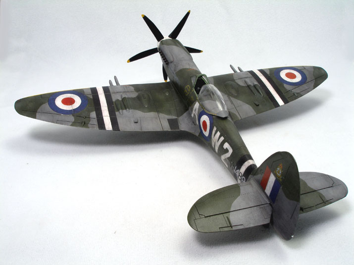 Spitfire F Mk.24 (RAF 80 Sqn) (Airfix 1/48)
