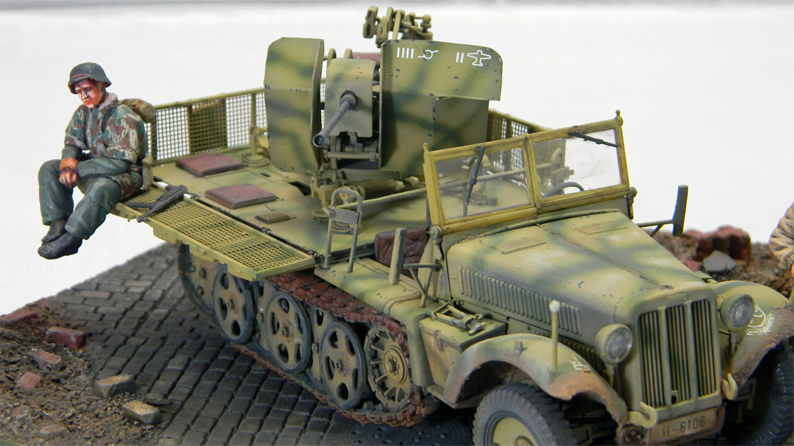 Sdkfz 10-4 (Dragon 1/35)
Scratch built gun shield. The diorama base is a Tigerdio product.
