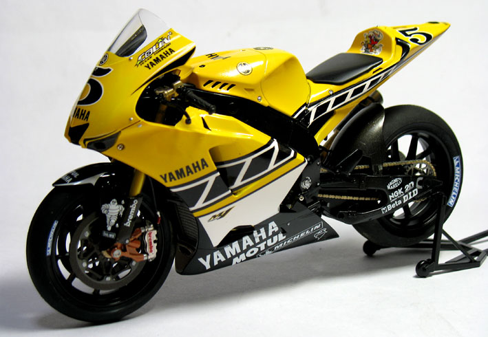 Yamaha YZR M1 '05 "Inter Color" (Tamiya 1/12)
I painted with Tamiya spray can and Gunze's Mr color. I used carbon decals for some parts. After applying decals, I painted Mr super clear, gloss coat on it.

