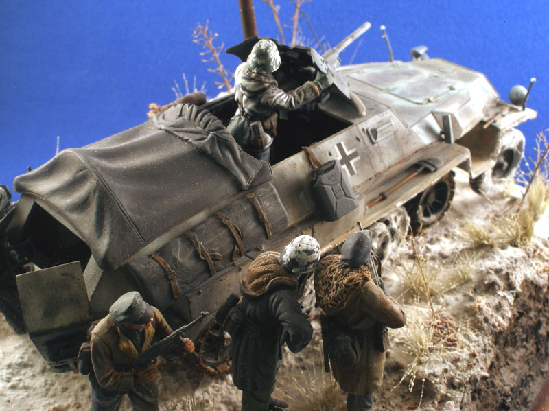 SdKfz.251/10 Diorama (1/35)
DML SdKfz.251/C with Tamiya 37mm Pak. Figures were also DML with fur coats made from A+B putty.
