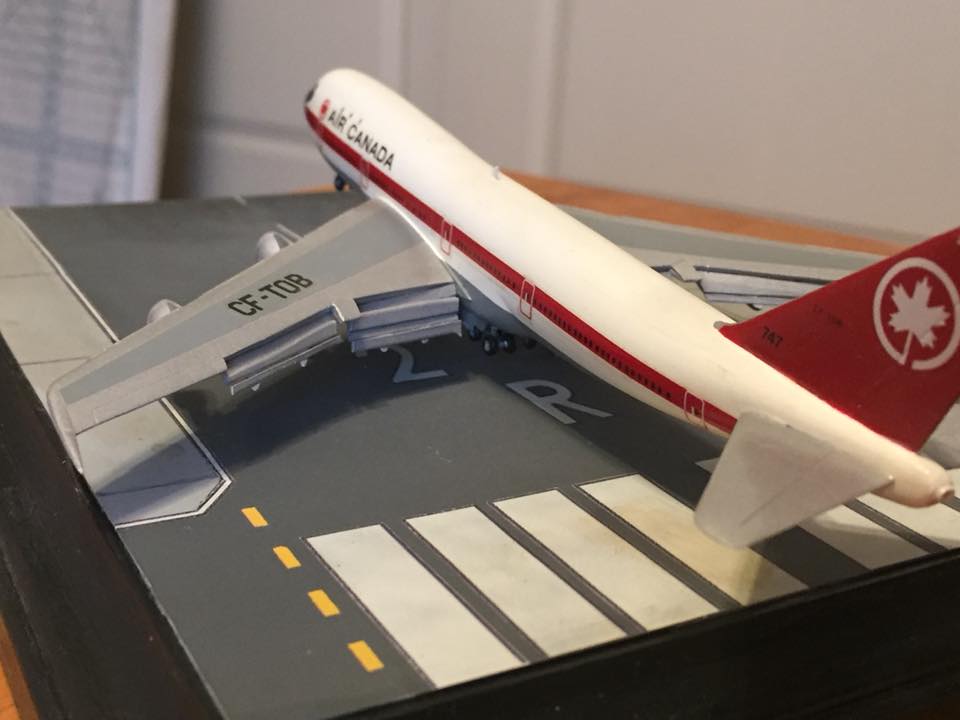 Boeing 747-100 (Matchbox 1/390)
Flaps and slats extended for final approach configuration.
