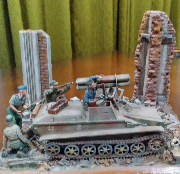 Borgward Vehicle with Panzershreks (Wanze (Das Werke) Real 1/35 with New World Miniatures figures)
