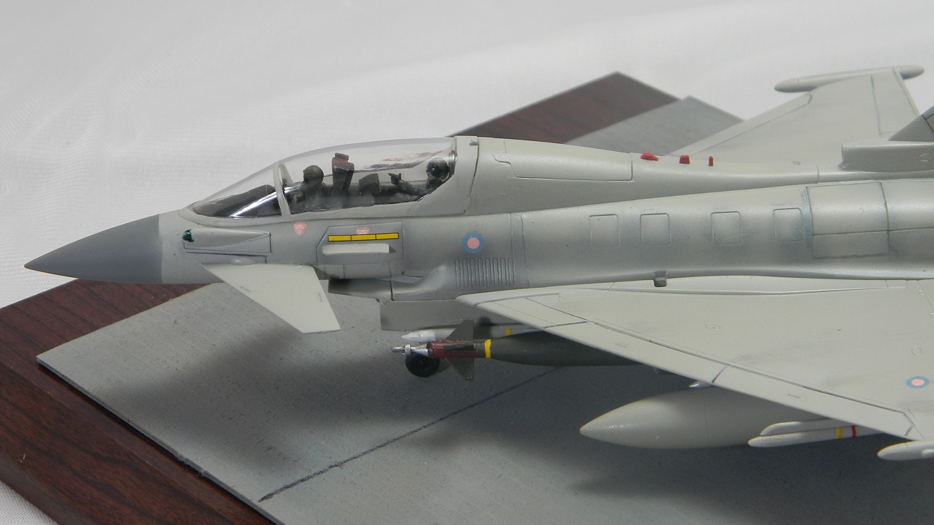 Eurofighter Typhoon (Hobby Boss 1/72
Weapons, drop tanks and pilots via Hasegawa. Aircraft configured for anti-ISIS strikes.
