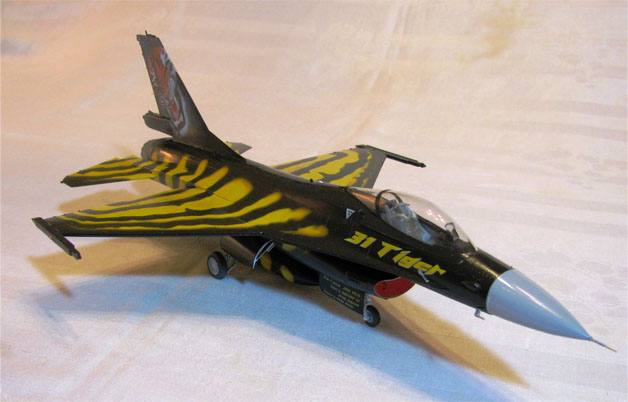 F-16A (1/48 Revell Germany)
The markings are for Belgian Air Force #31 Tiger Sqdn.  as this aircraft appeared at the 1998 NATO Tigermeet.
