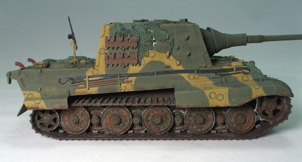 Jagdtiger with 88mm PaK43 (1/48)
At least four production Jagdtigers were equipped with 88mm PaK43s because of a shortage of 128mm-gun mount. I used Tamiya's King Tiger parts and Aber's PE set to update the Bandai classic.
