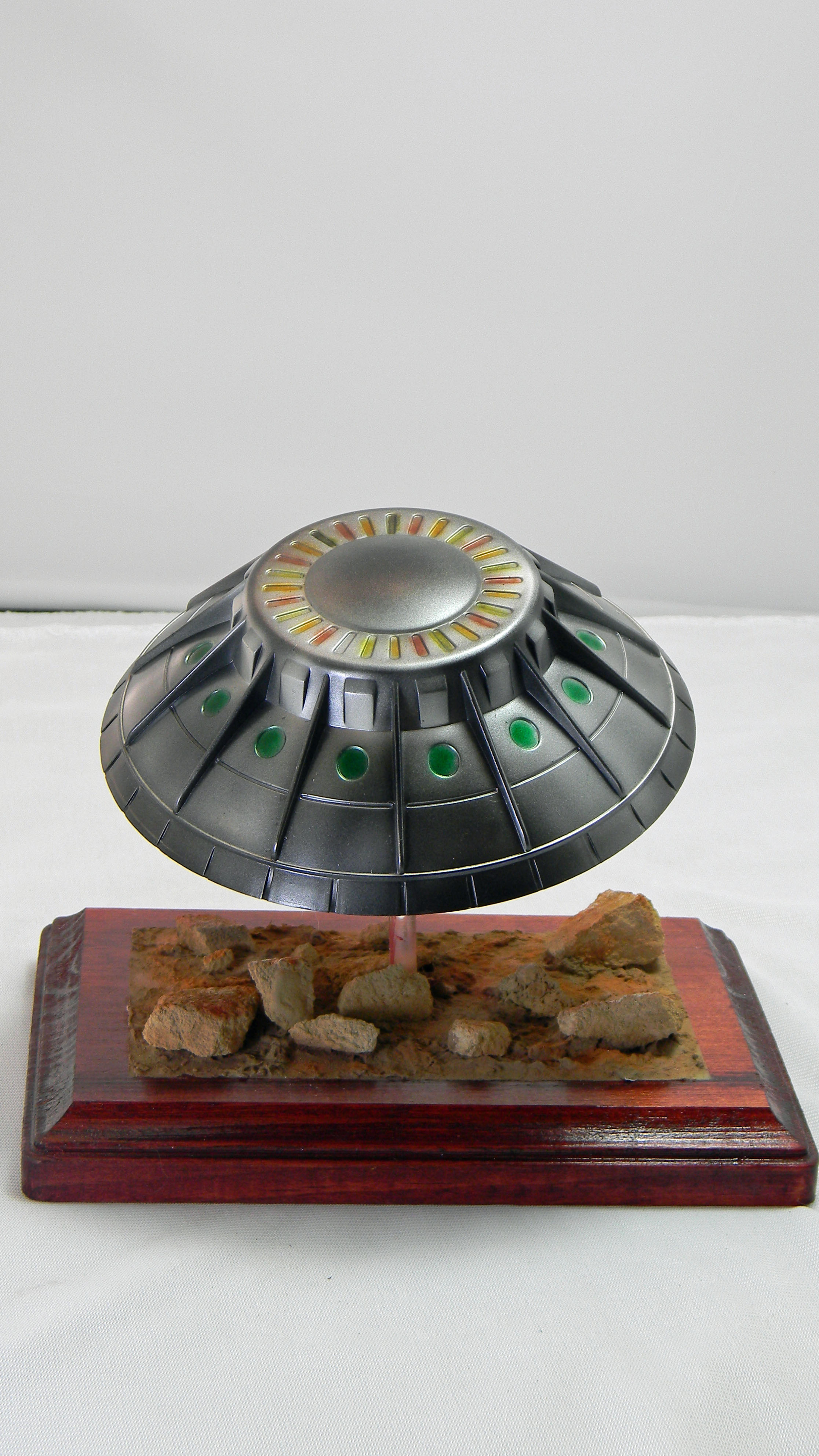 UFO Encounters Sighting Over Monument Valley (Atlantis)
The finish is Alclad Chrome, Polished Aluminum, Steel and Gold. The color work is all Tamiya clear acrylic colors. The base was done with Scultamold and rocks. The finish on the base is Tamiya acrylics and three different Mig pigments.
