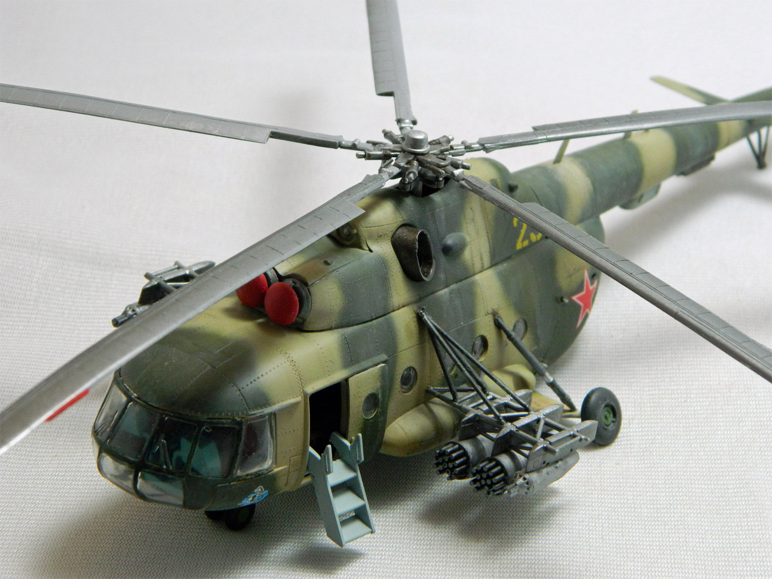 MI-8 Assault Helicopter (Zvezda 1/72)
