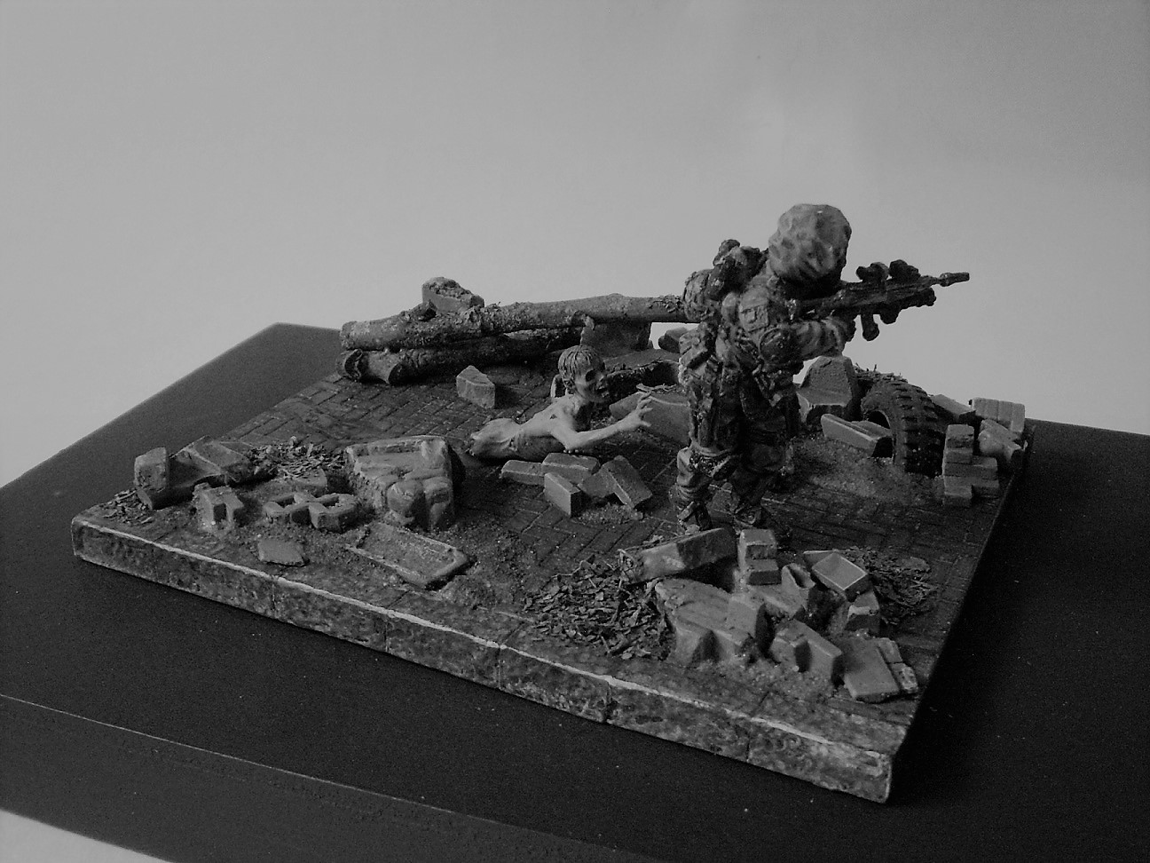 Stalker & Zombie (Author Sculpt 54mm & Royal Models 1/35)
