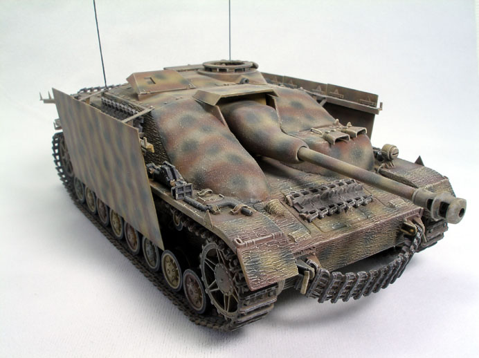 Sturmgeschtz IV
OOB Italeri 1/35 StuG IV with DML plastic tracks. Schrzen brackets were Eduard PE parts. Zimmerit were made with Squadron Putty mixed with Testors Liquid Cement. The concrete armors were scratchbuilt with A+B putty.
