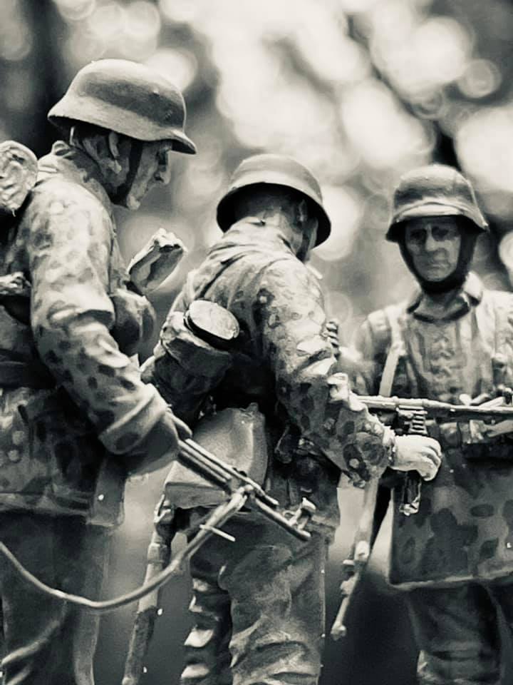 Smoke Break in The Ardennes (Dragon 1/35)
