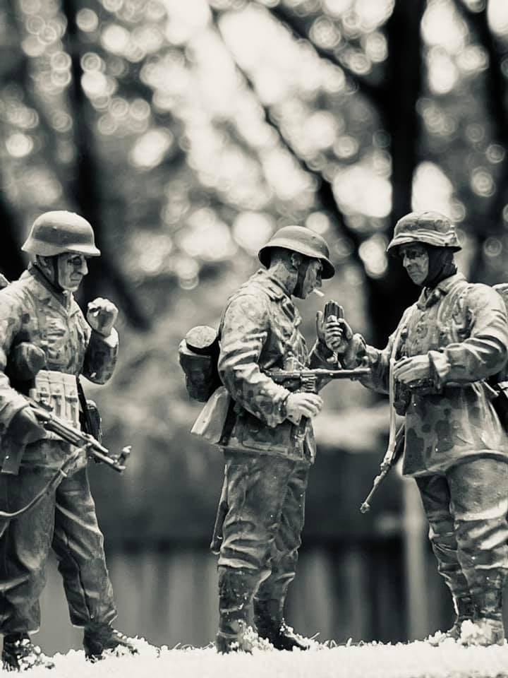 Smoke Break in The Ardennes (Dragon 1/35)
