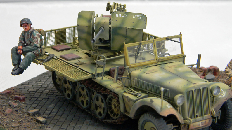 Sdkfz 10-4 (Dragon 1/35)
Scratch built gun shield. The diorama base is a Tigerdio product. 
