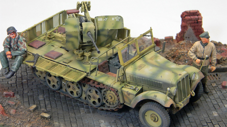 Sdkfz 10-4 (Dragon 1/35)
Scratch built gun shield. The diorama base is a Tigerdio product.
