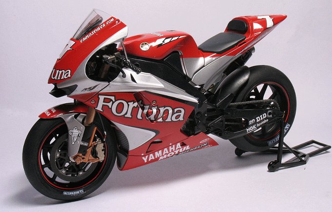 Fortuna YZR-M1 04 (1/12 Tamiya)
